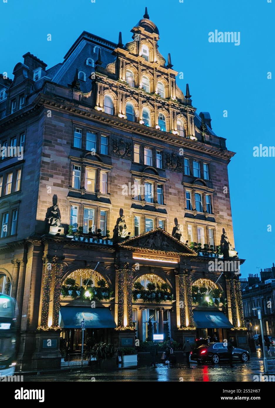 Ein eleganter Abend im Caledonian, Edinburgh - wo Geschichte und Luxus unter den Lichtern der Stadt trifft. Stockfoto