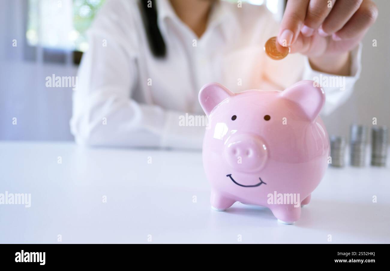 Weibliche Handstapelmünzen wachsende Geschäfte. Geld sparen Stockfoto