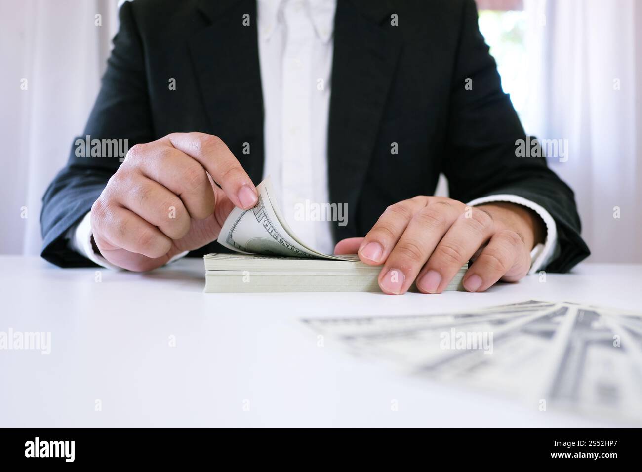 Buchhalter arbeitet Mann verwendet Rechner mit Tabellenkalkulation Dokument, Informationen Finanzkonzept Stockfoto