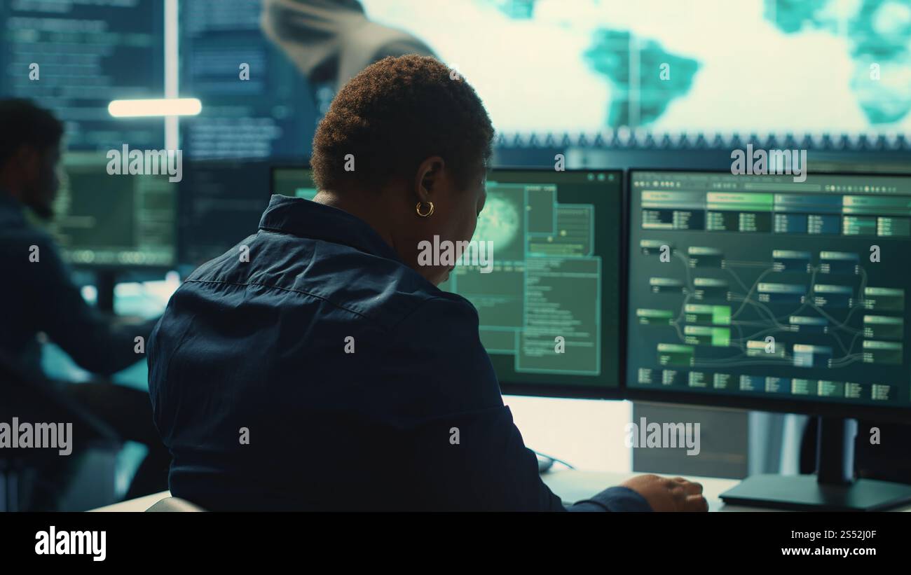 Experte für Cybersicherheit, die in einer Regierungsbehörde im Bereich Verschlüsselung und IT-Sicherheit tätig ist. Frau, die sich für Cyberoperationen, Netzwerksicherheit und Datenschutz für hybride Kriege einsetzt. Kamera A.. Stockfoto
