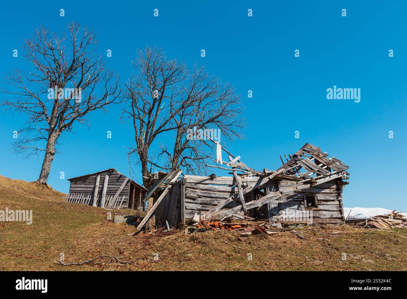 Ruiniert auf Tierhaltung Ackerland am frühen Frühling Karpaten Plateau oben beleuchten. Stockfoto