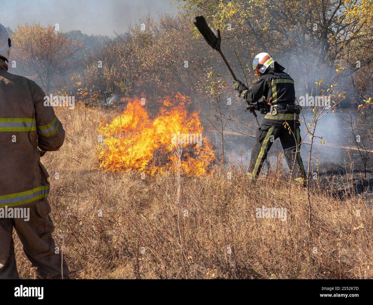 Ukrainische Feuerwehrleute in Charkiw Stockfoto