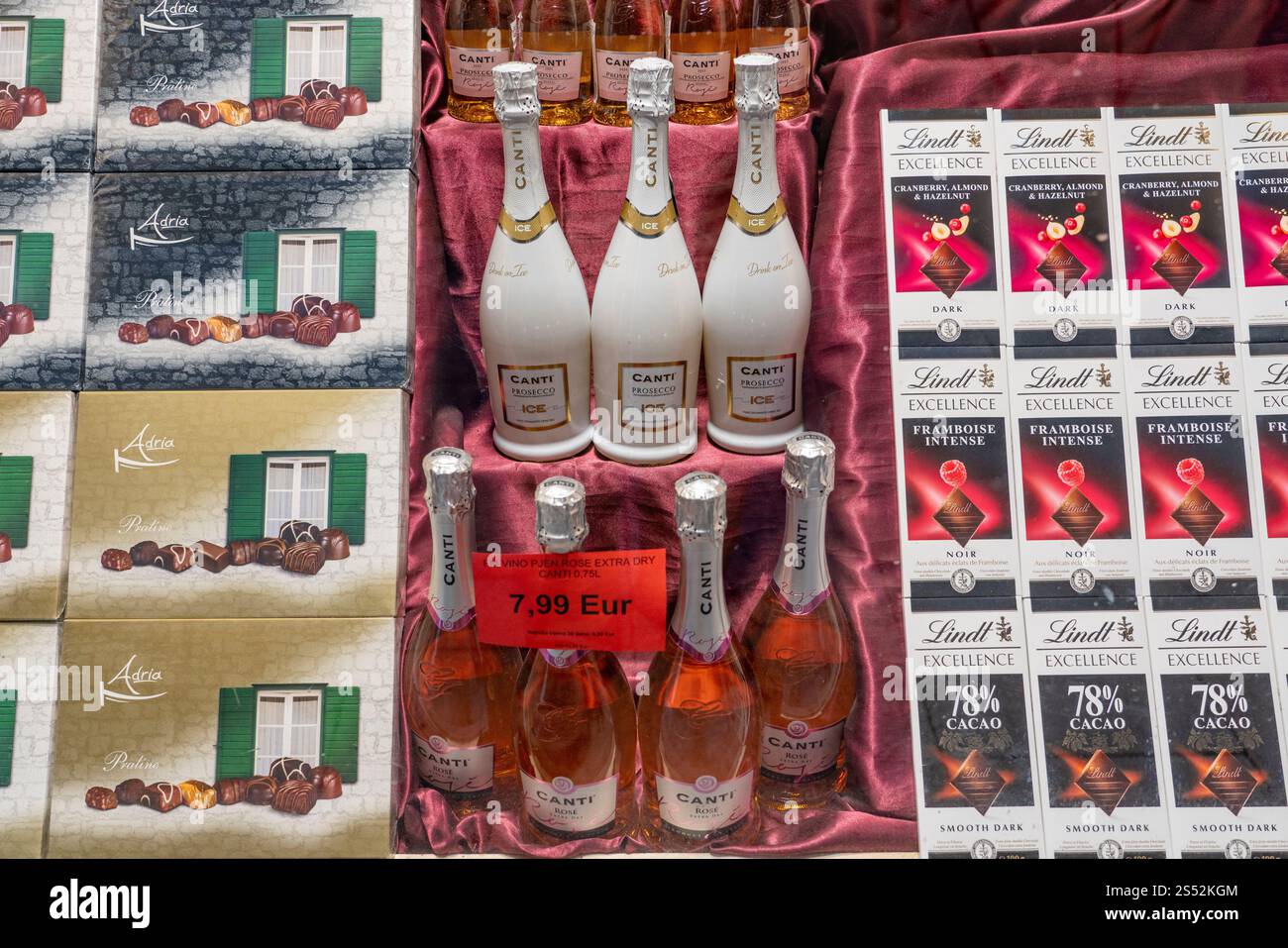 Eine Schokoladen- und Weinausstellung in der Altstadt von Sibenik, Kroatien, Europa. Stockfoto