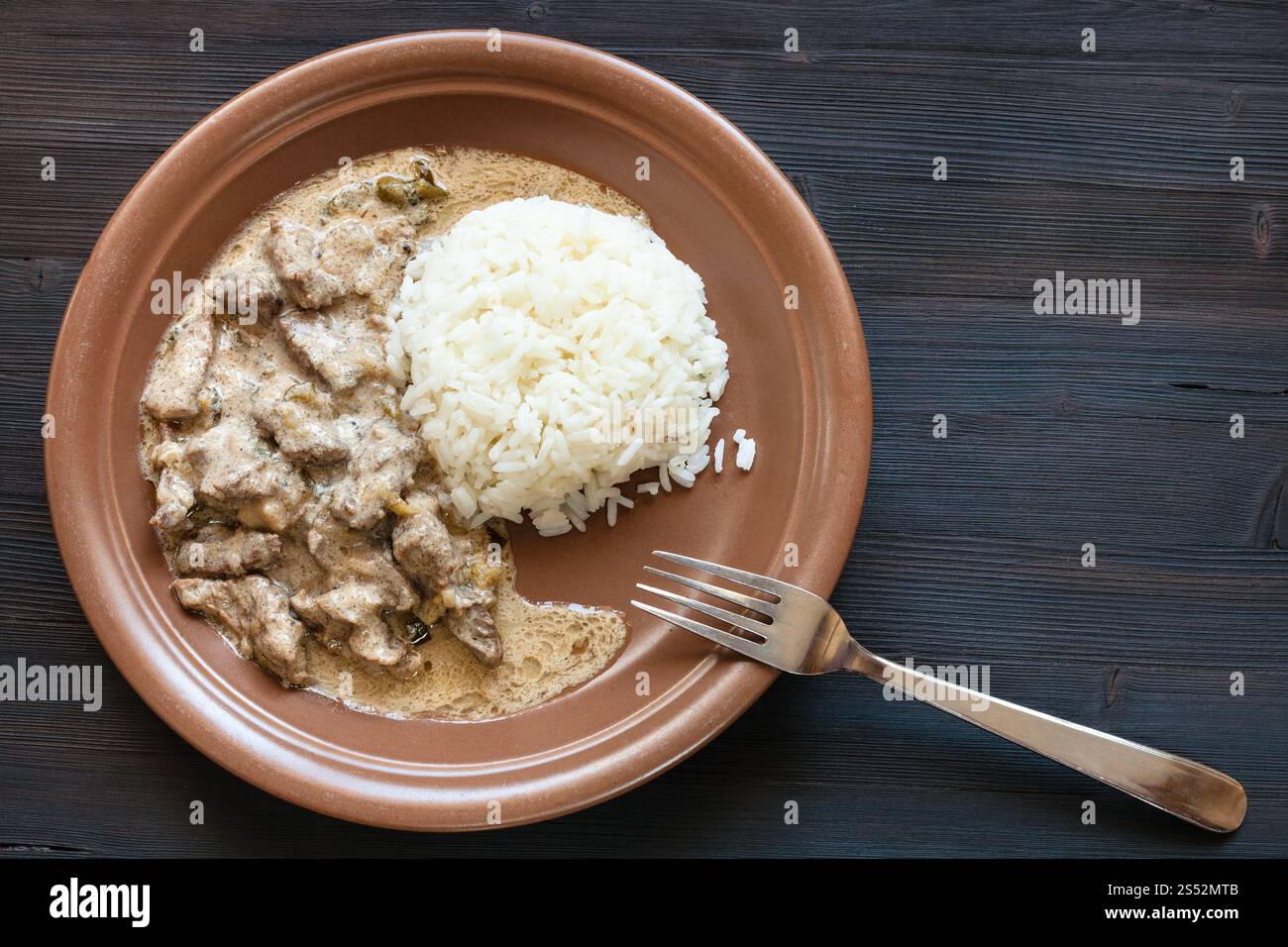 Russische Küche – zubereitet zum Verzehr einer Portion Rindfleisch Stroganoff (Rindfleisch Stroganow, Befstroganov) Fleischstücke in Sauerrahm mit Stockfoto
