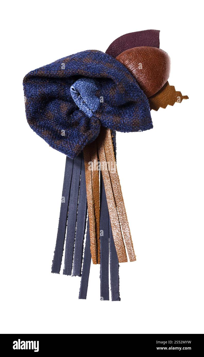 Blume Form handgefertigte Leder Brosche auf weißem Hintergrund Stockfoto