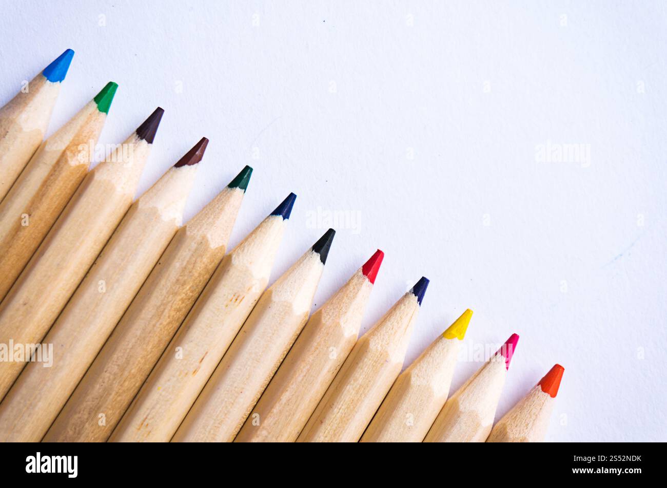 Farbstifte auf weißem Papierhintergrund. Platz zum Kopieren Stockfoto