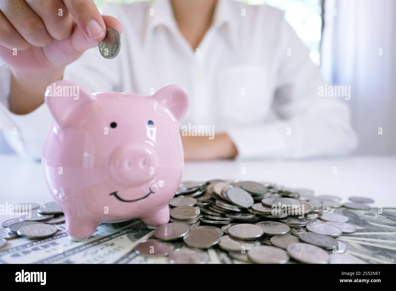 Weibliche Handstapelmünzen wachsende Geschäfte. Geld sparen Stockfoto