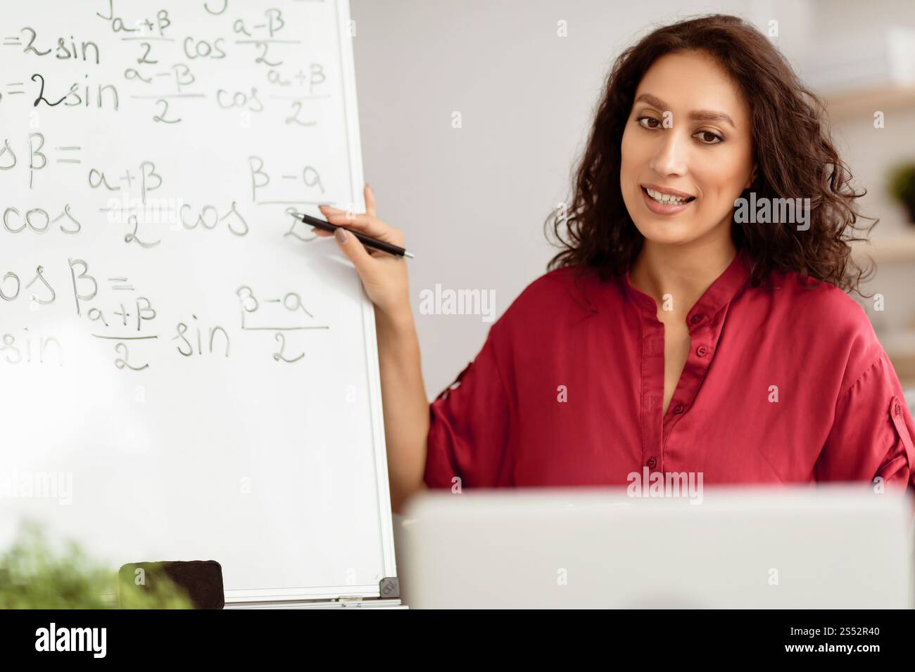 Lehrerin erklärt den Schülern trigonometrische Funktionen am pc Stockfoto