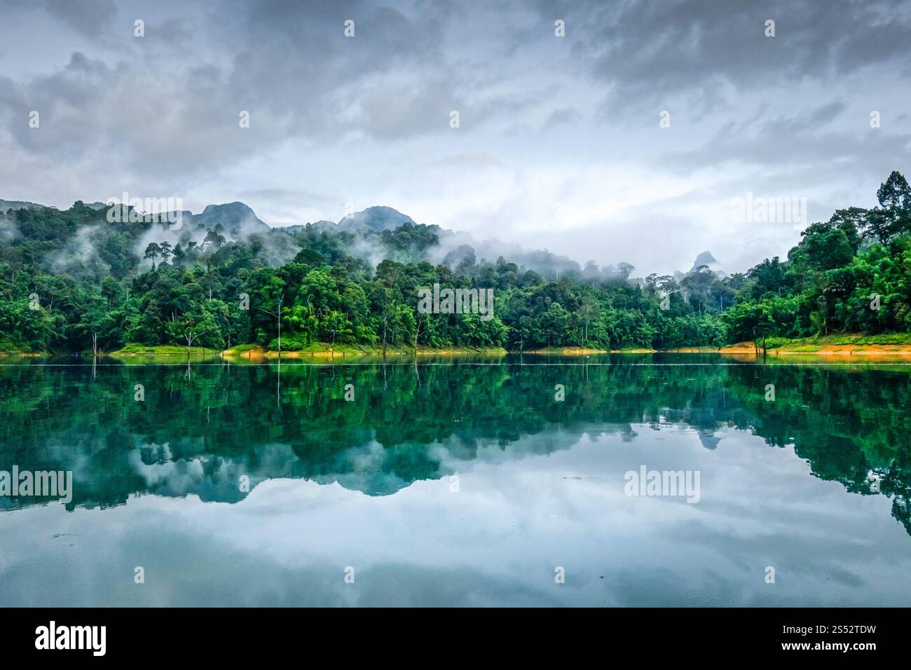 Nebelmorgen am Cheow Lan Lake im Khao Sok Nationalpark, Thailand. Nebelmorgen am Cheow Lan Lake, Khao Sok Nationalpark, Thailand Stockfoto