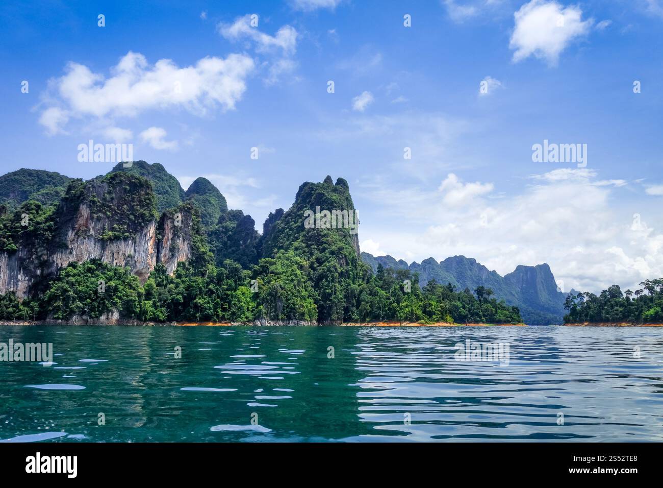 Cheow Lan Lake Kalksteinklippen, Khao Sok Nationalpark, Thailand. Cheow Lan Lake Cliffs, Khao Sok Nationalpark, Thailand Stockfoto