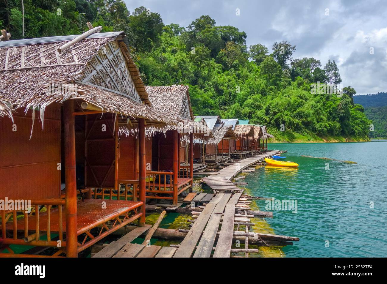 Schwimmendes Bungalowdorf in Cheow Lan Lake, Khao Sok, Thailand. Schwimmendes Dorf in Cheow Lan Lake, Khao Sok, Thailand Stockfoto