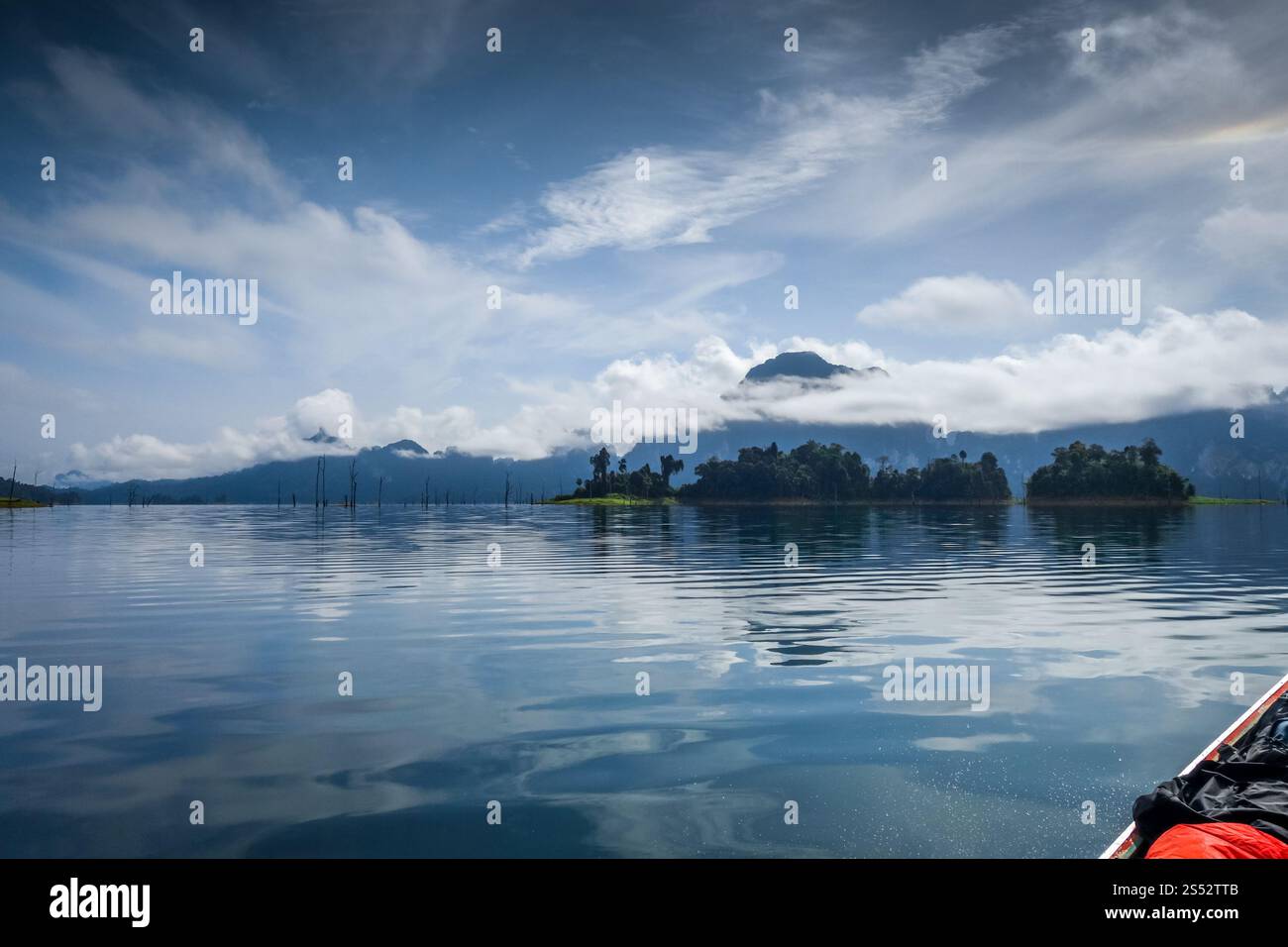Morgennebel am Cheow Lan Lake, Khao Sok Nationalpark, Thailand. Vormittag am Cheow Lan Lake, Khao Sok Nationalpark, Thailand Stockfoto