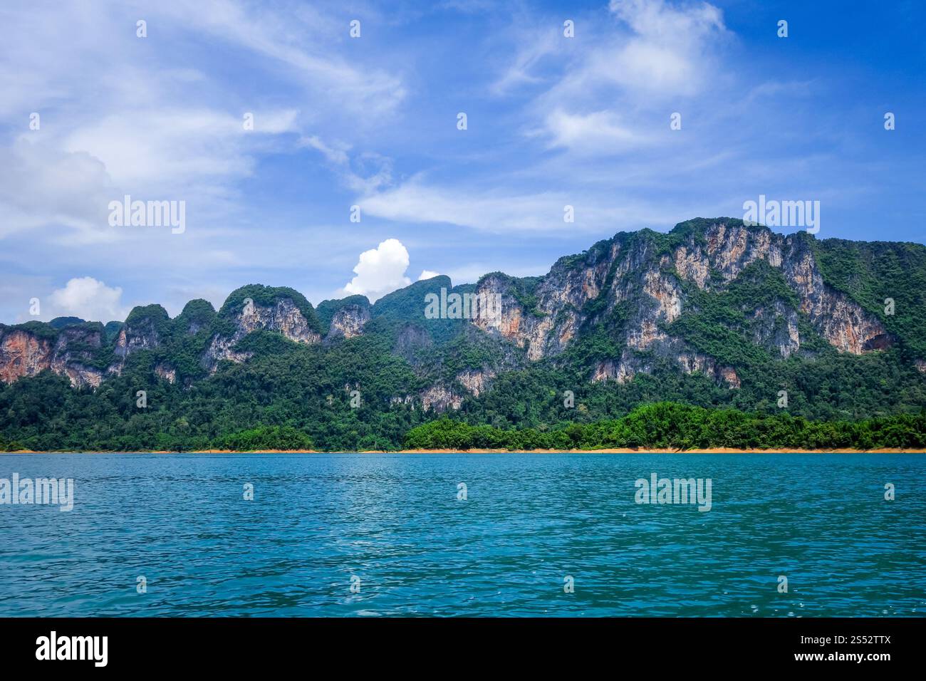 Cheow Lan Lake Kalksteinklippen, Khao Sok Nationalpark, Thailand. Cheow Lan Lake Cliffs, Khao Sok Nationalpark, Thailand Stockfoto