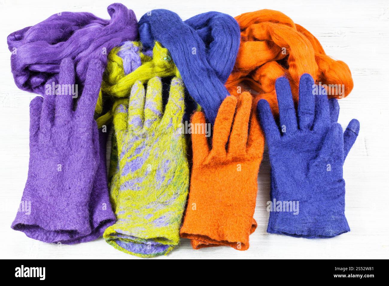 Werkstatt von Hand eine Fleece Handschuhe aus Schafwolle nass Filzen Prozess - Diverse woolen handgefertigte gefilzte Handschuhe und Wolle für Sie Stockfoto
