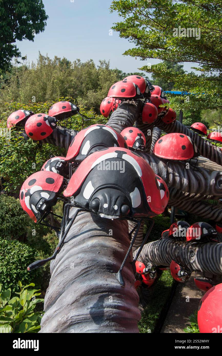Ein Fantasiegarten im tropischen Garten nong nooch in der Nähe der Stadt Pattaya in der Provinz Chonburi in Thailand. Thailand, Pattaya, November 2018. Stockfoto