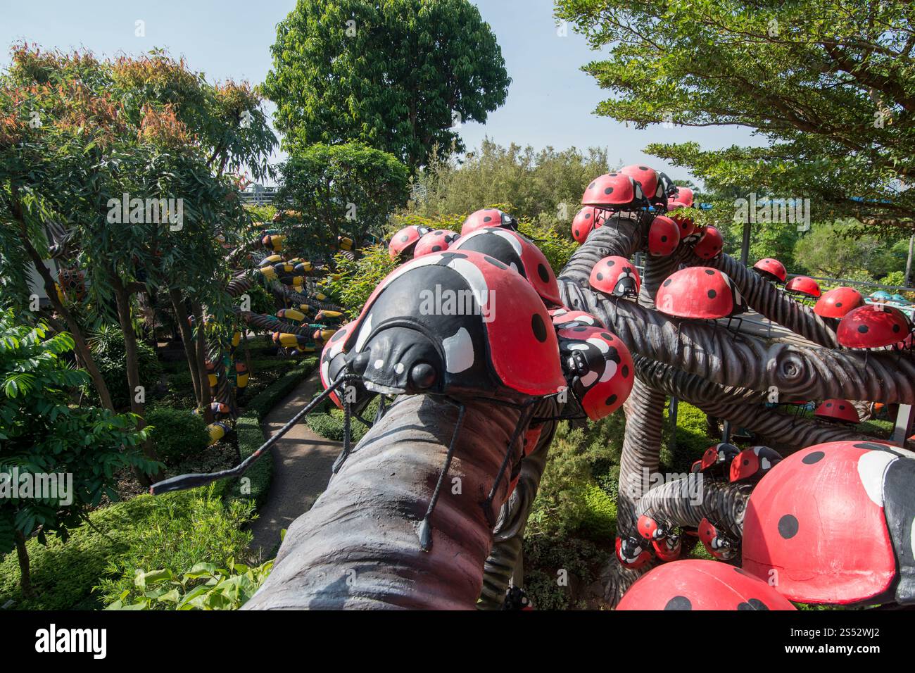 Ein Fantasiegarten im tropischen Garten nong nooch in der Nähe der Stadt Pattaya in der Provinz Chonburi in Thailand. Thailand, Pattaya, November 2018. Stockfoto