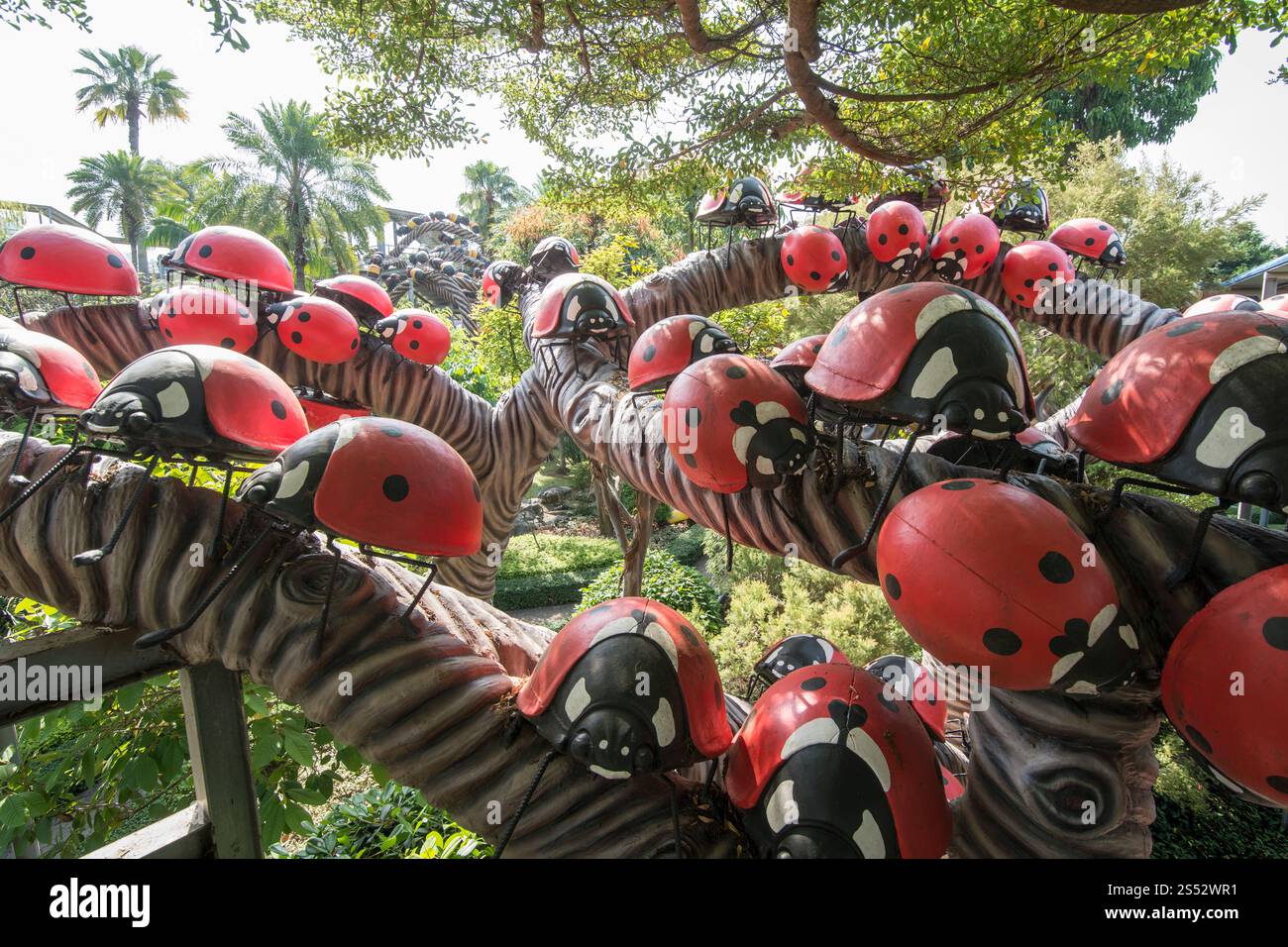 Ein Fantasiegarten im tropischen Garten nong nooch in der Nähe der Stadt Pattaya in der Provinz Chonburi in Thailand. Thailand, Pattaya, November 2018. Stockfoto