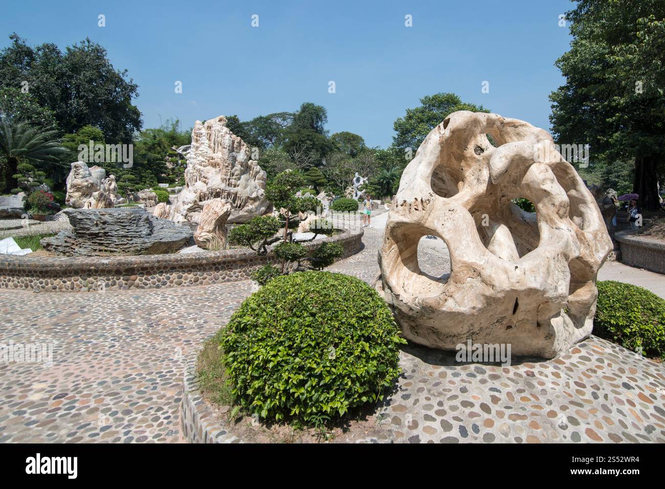 Eine Steinskulptur im Millionen Jahre Steingarten in der Nähe der Stadt Pattaya in der Provinz Chonburi in Thailand. Thailand, Pattaya, November 2018. Stockfoto