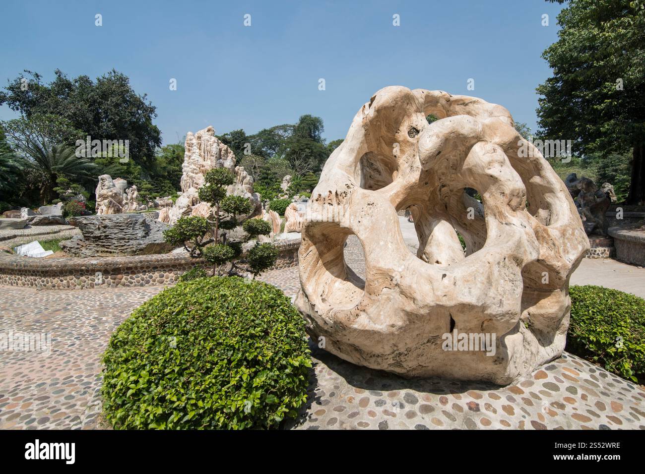 Eine Steinskulptur im Millionen Jahre Steingarten in der Nähe der Stadt Pattaya in der Provinz Chonburi in Thailand. Thailand, Pattaya, November 2018. Stockfoto