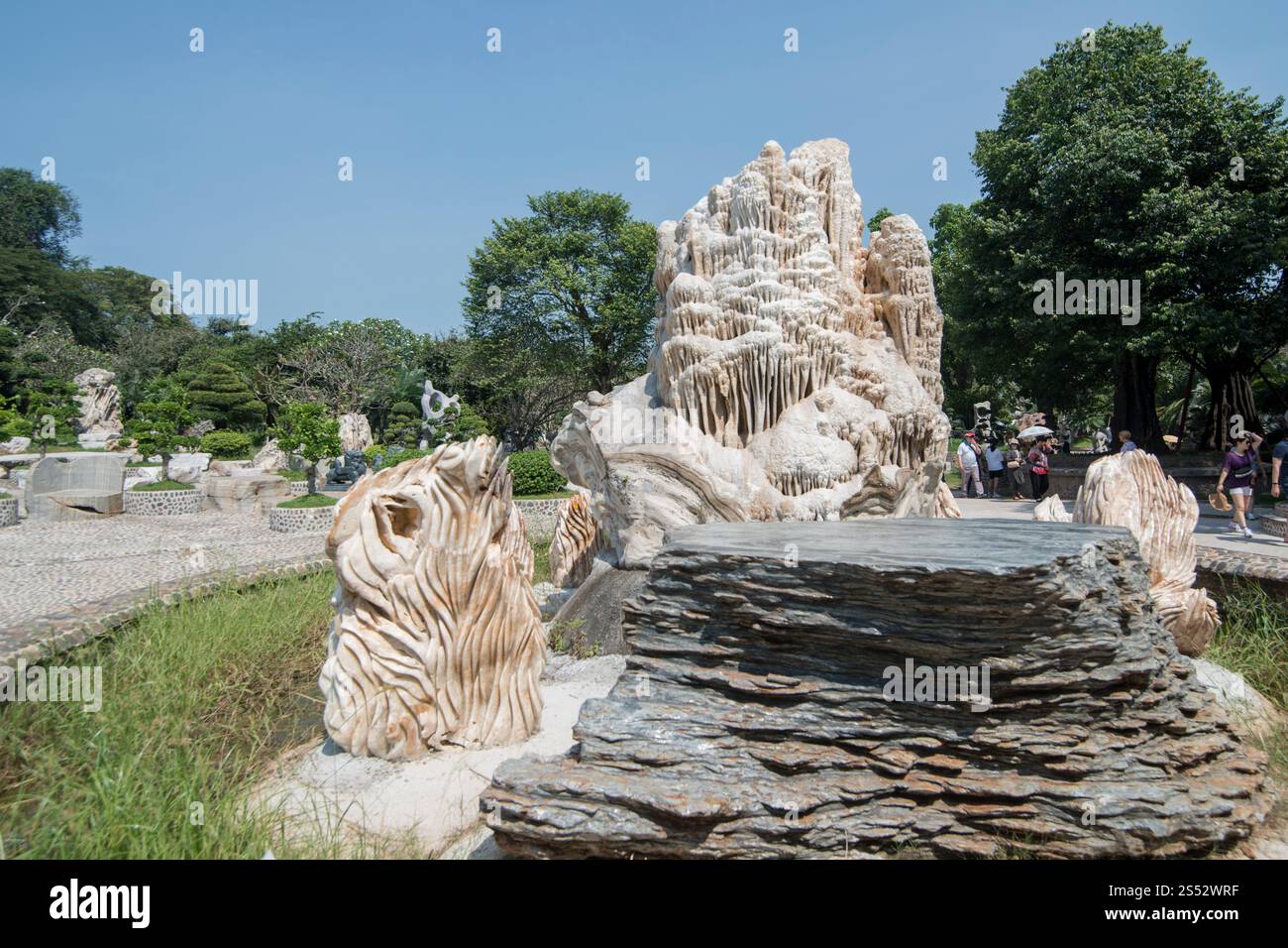 Eine Steinskulptur im Millionen Jahre Steingarten in der Nähe der Stadt Pattaya in der Provinz Chonburi in Thailand. Thailand, Pattaya, November 2018. Stockfoto