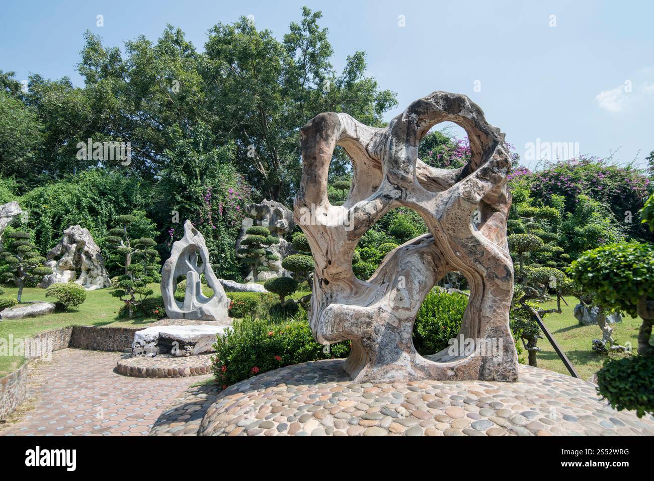 Eine Steinskulptur im Millionen Jahre Steingarten in der Nähe der Stadt Pattaya in der Provinz Chonburi in Thailand. Thailand, Pattaya, November 2018. Stockfoto