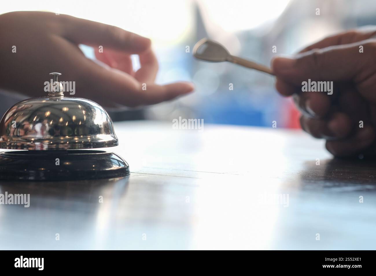 Frau Gast an der Rezeption des Hotels, die eincheckt Stockfoto