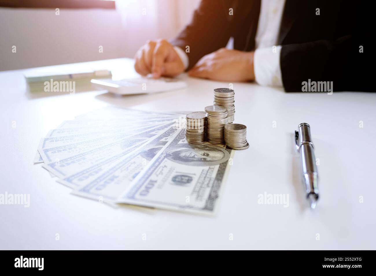 Buchhalter arbeitet Mann verwendet Rechner mit Tabellenkalkulation Dokument, Informationen Finanzkonzept Stockfoto