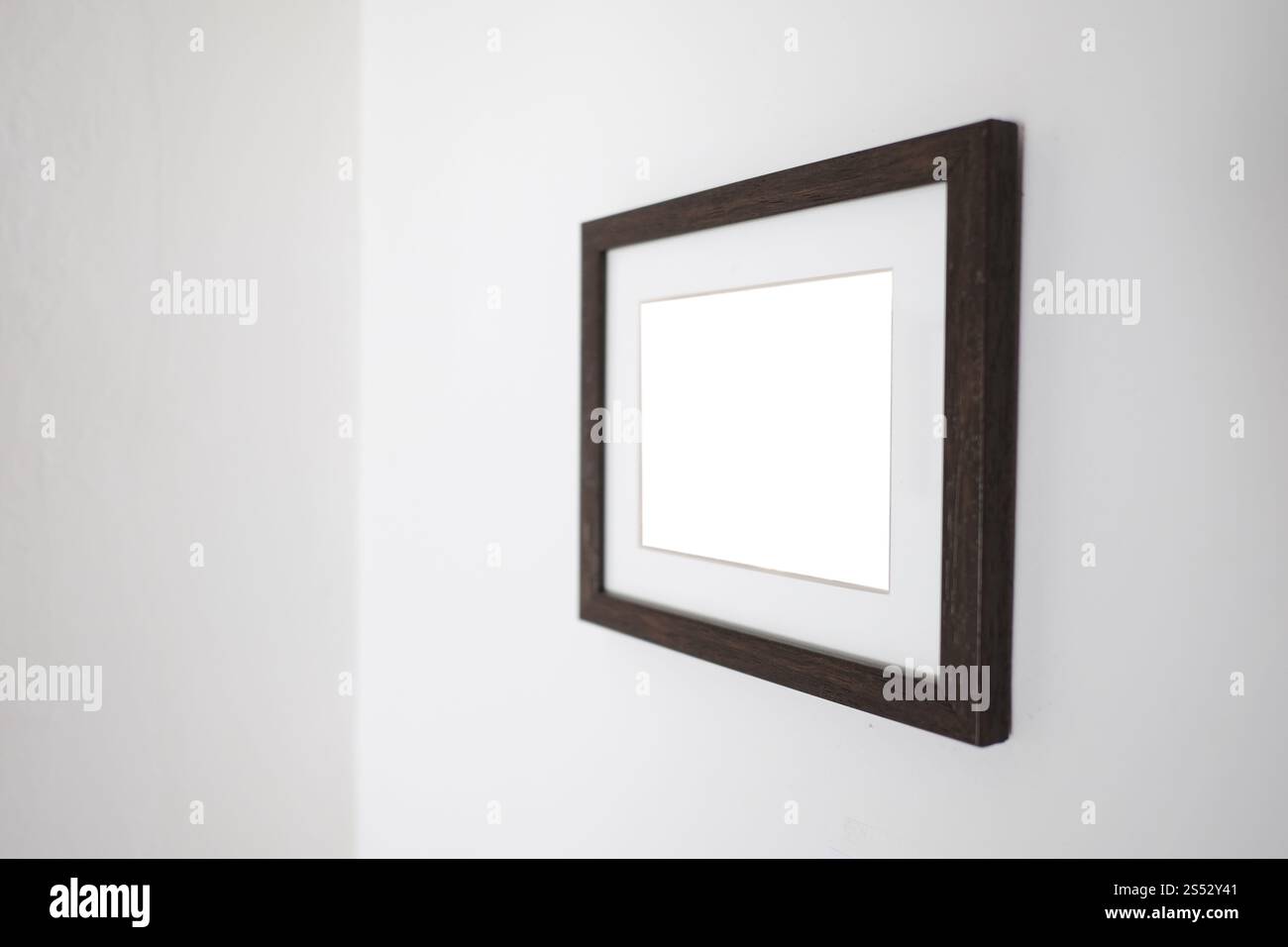 Leerer weißer Rahmen an einer Wand für ein Modell Stockfoto