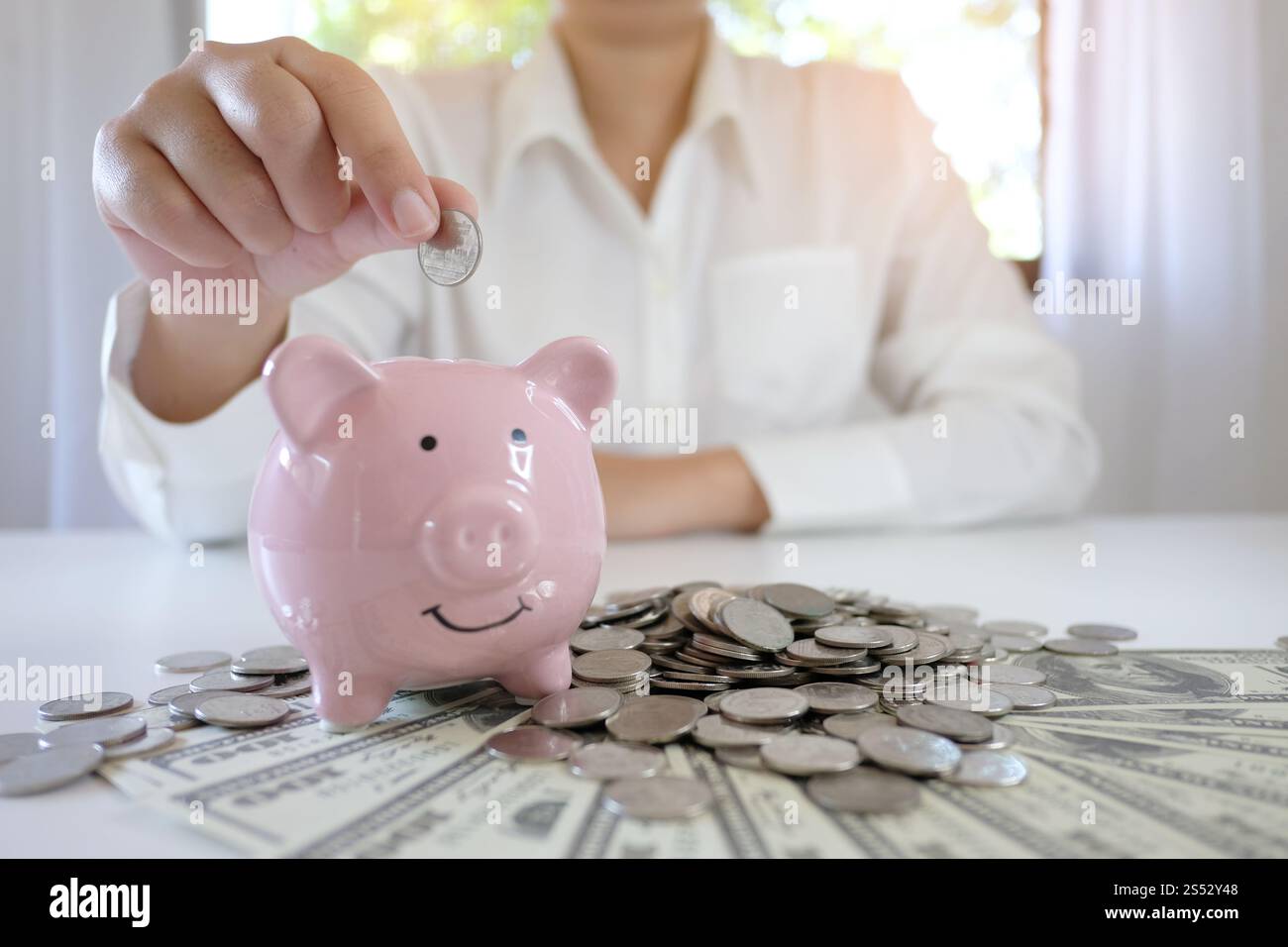 Weibliche Handstapelmünzen wachsende Geschäfte. Geld sparen Stockfoto