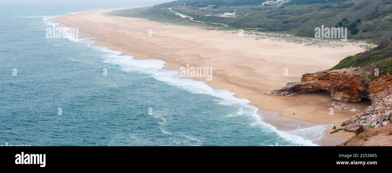 Sandy Ocean Beach in der Nähe von Nazare Stadt (Portugal). Feder nebligen Tag. Panorama. Stockfoto