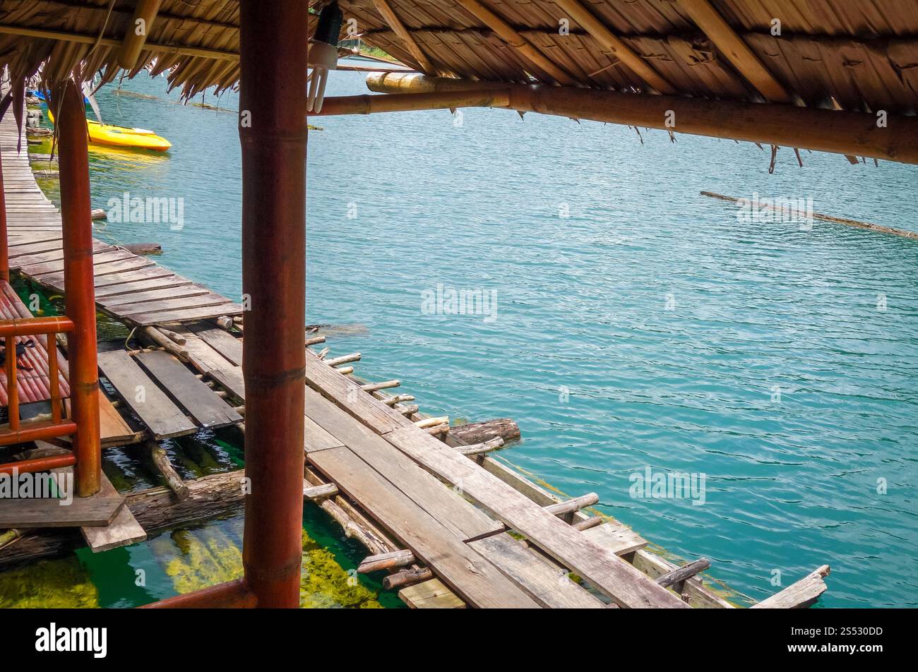 Schwimmende Bungalows in Cheow Lan Lake, Khao Sok, Thailand. Schwimmender Bungalow in Cheow Lan Lake, Khao Sok, Thailand Stockfoto