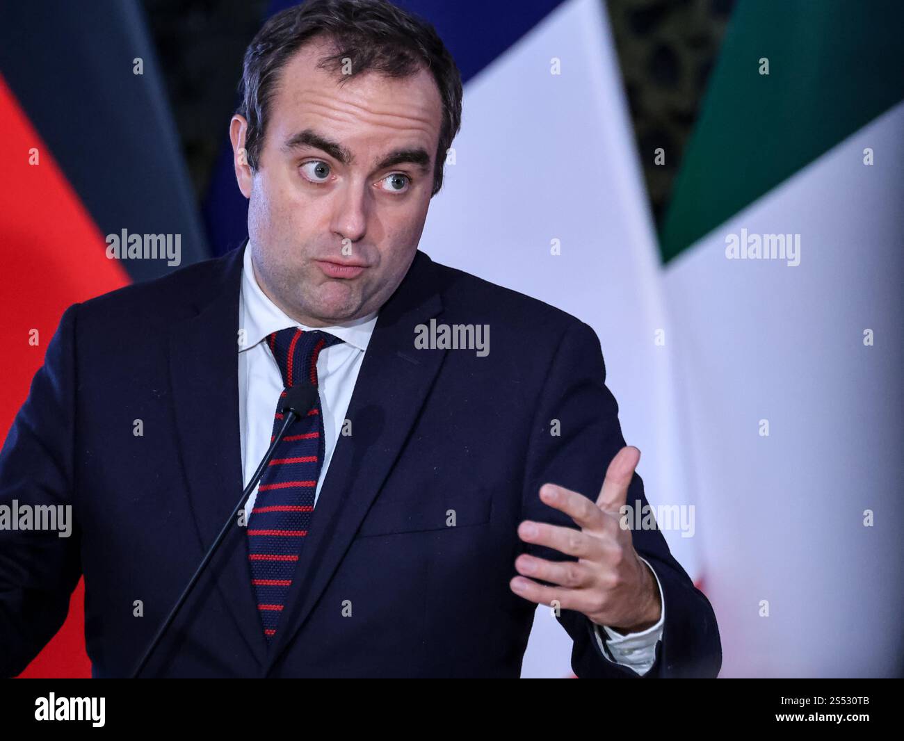 Der französische Minister der Streitkräfte Sébastien Lecornu spricht während der Konferenz im Repräsentantenzentrum des Verteidigungsministeriums während des E5-Treffens am 13. Januar 2025 in Warschau (Polen) an die Presse. E5 - Gruppe der fünf Verteidigungsminister Polens, Deutschlands, des Vereinigten Königreichs, Frankreichs und Italiens - ist ein europäischer Sicherheitsmechanismus, der in den letzten Monaten eingerichtet wurde, um neuen globalen Sicherheitsherausforderungen zu begegnen. Stockfoto