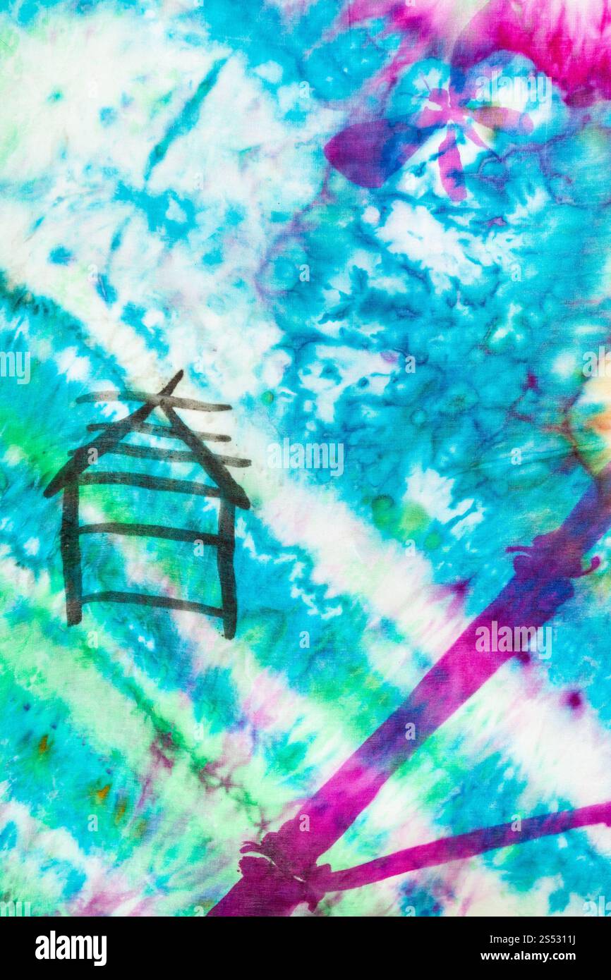 Fragment der Seidenschal in batik Technik handbemalt mit Bild des hieroglyphe Frühling in abstrakten noduläre Blau ornament Stockfoto
