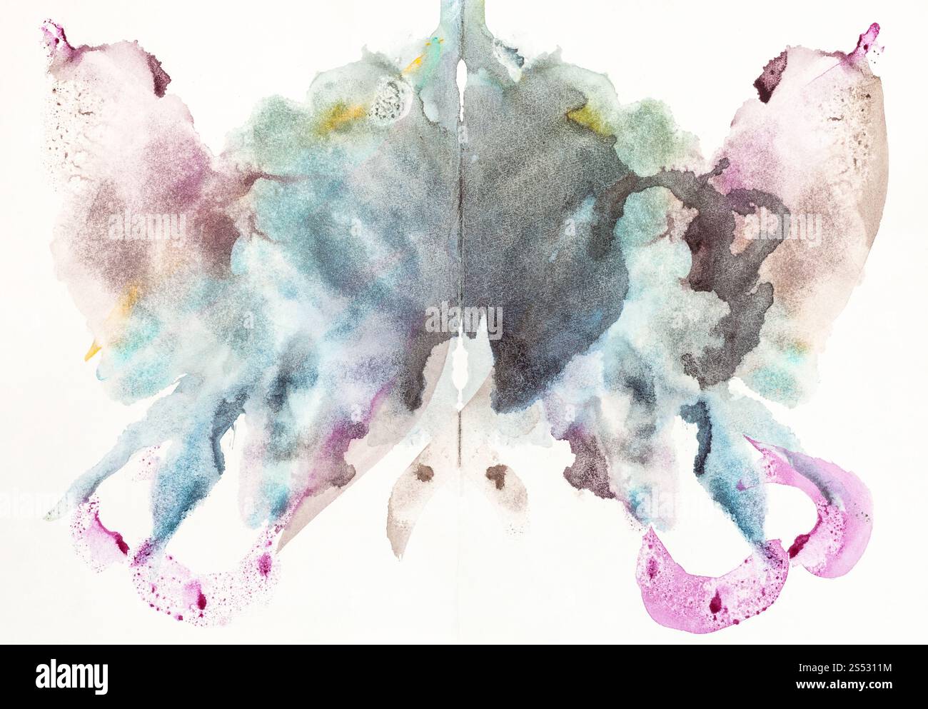 Von Hand bemalt eine Schmetterling geformte abstrakte Spots in Aquarell monotype Technik auf weißem Papier gezeichnet Stockfoto