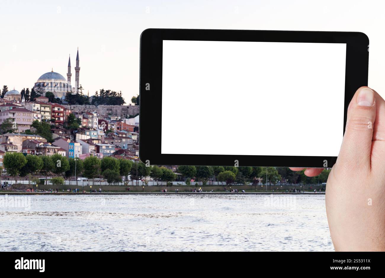 Reisekonzept - touristische Fotos des Kais im Stadtteil Fatih in Istanbul-Stadt in der Türkei am Frühlingsabend auf Smartphone mit leerem Ausschnitt Stockfoto