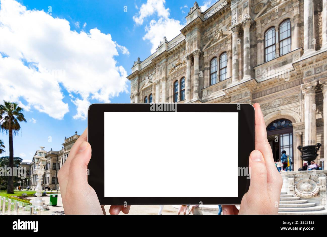 Reisekonzept - Touristenfotos des Dolmabahce Palastes in Istanbul Stadt in der Türkei auf Smartphone mit leerem Ausschnittbildschirm mit leerem Platz für Stockfoto