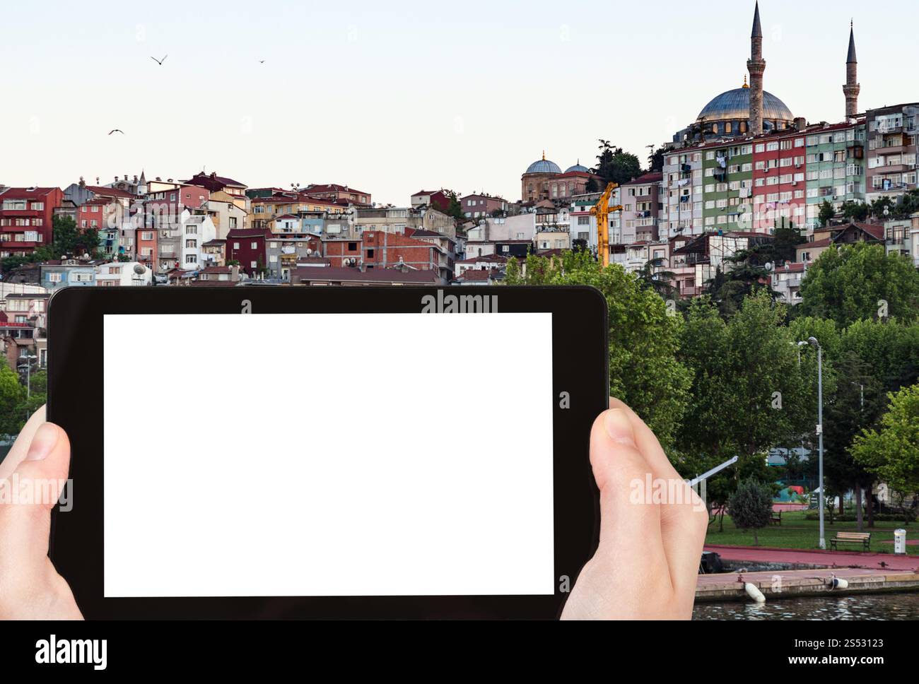 Travel Concept - touristische Fotografien von Fatih Bezirk in Istanbul in der Türkei im Frühjahr abends auf dem Smartphone mit leeren Ausschnitt Bildschirm mit leeren Stockfoto