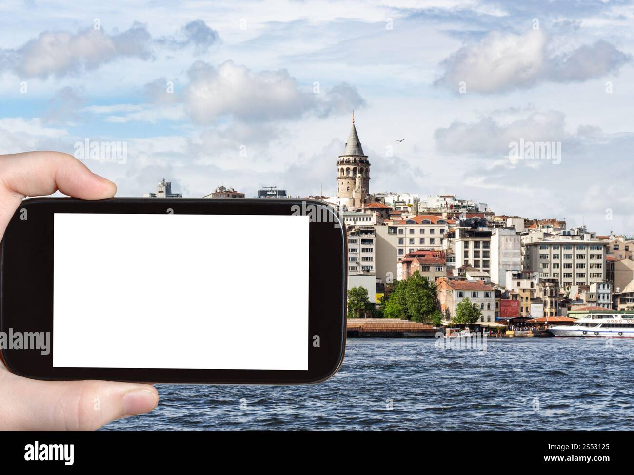 Travel Concept - touristische Fotografien von Galata Turm im Stadtteil Karakoy in Istanbul in der Türkei auf dem Smartphone mit leeren Ausschnitt Bildschirm mit leeren Stockfoto