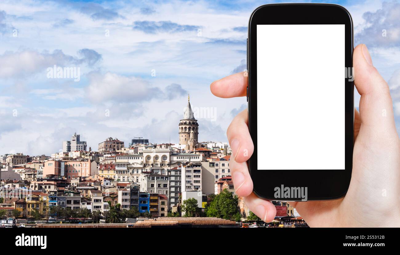 Reisekonzept - Touristenfotos des Viertels Galata (Karakoy) mit Turm in Istanbul Stadt in der Türkei auf Smartphone mit leerem Bildschirm mit Stockfoto