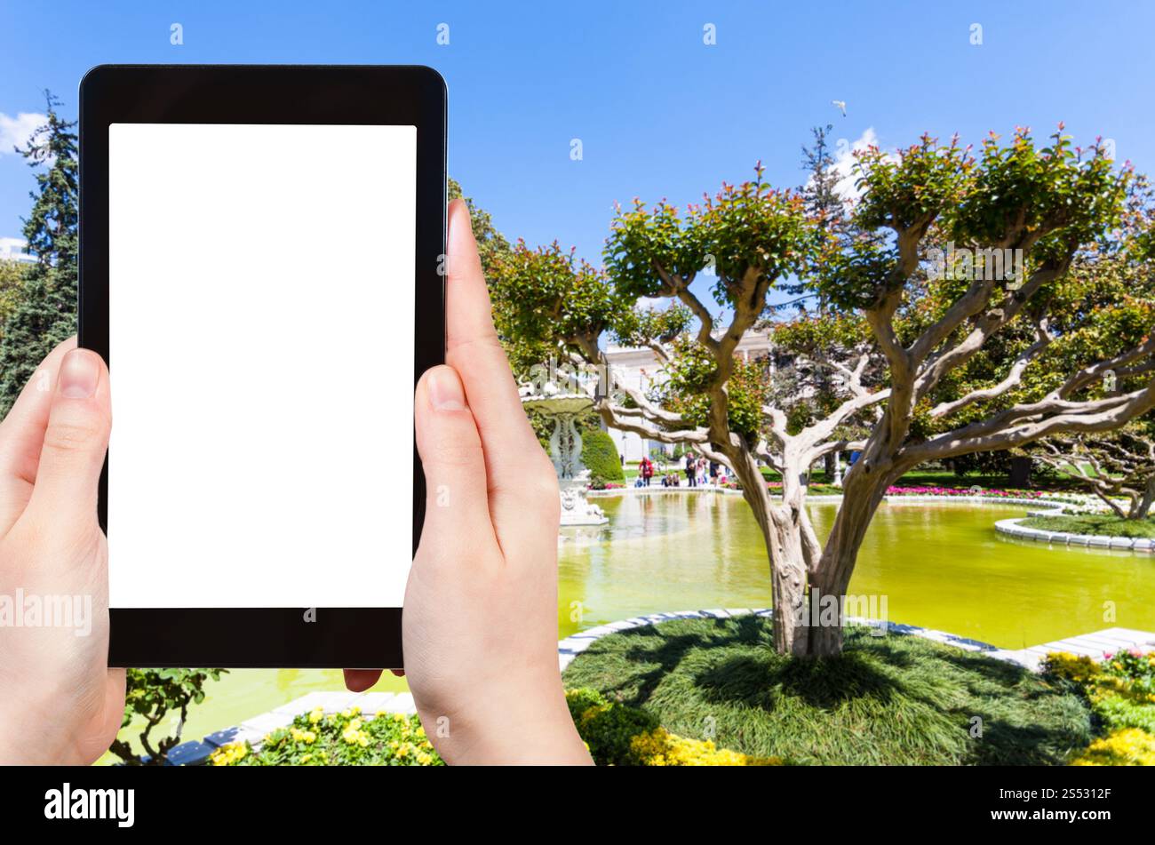 Reisekonzept - touristische Fotos des Brunnens im öffentlichen Park des Dolmabahce-Palastes in Istanbul-Stadt in der Türkei auf Smartphone mit leerem Ausschnitt Stockfoto