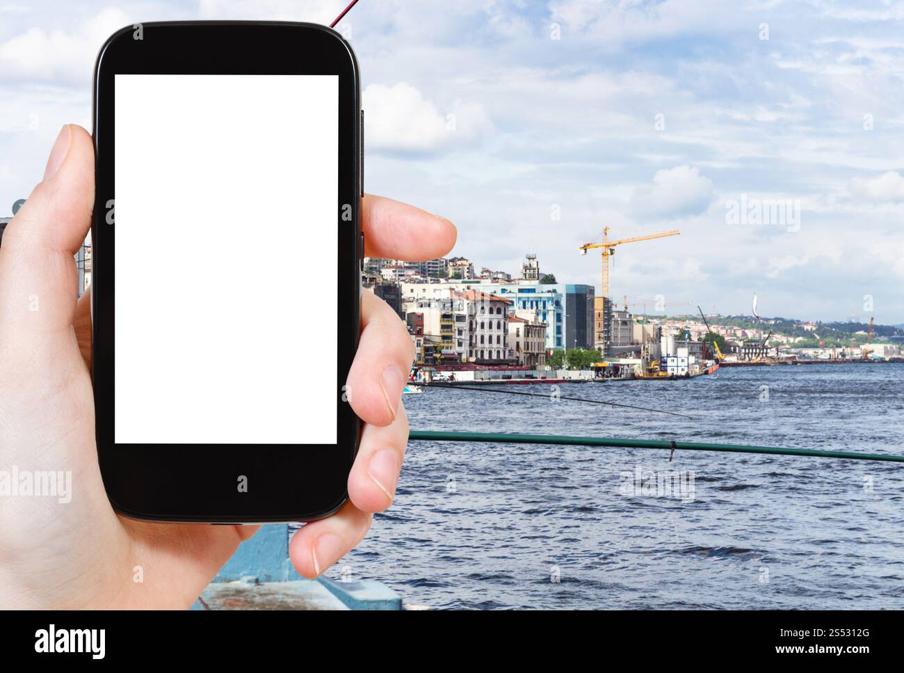 Travel Concept - touristische Fotografien der Fischer auf der Galata Brücke in Istanbul in der Türkei auf dem Smartphone mit leeren Ausschnitt Bildschirm mit leeren Platz Stockfoto