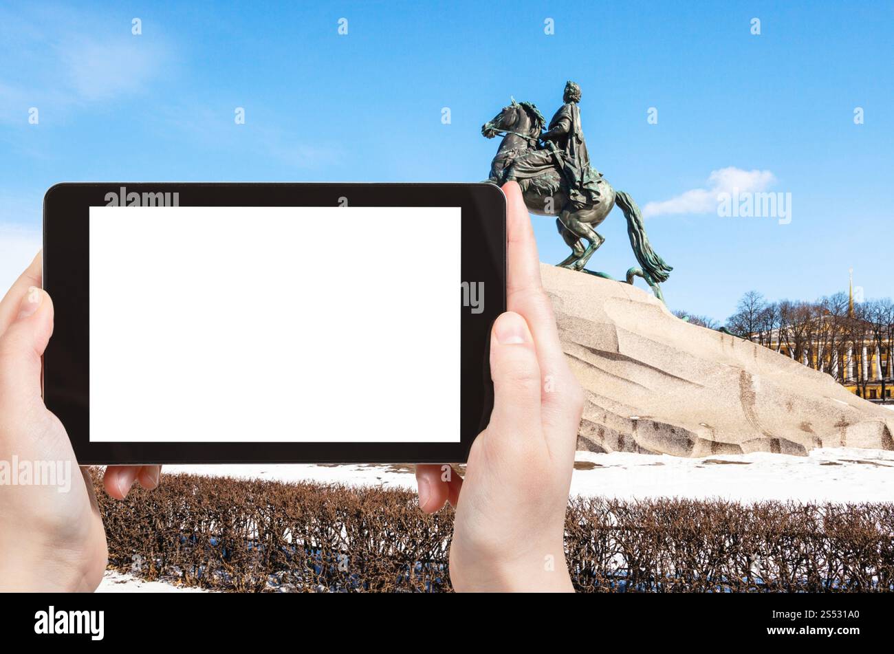 Travel Concept - touristische Fotografien Der Bronzene Reiter Skulptur von Peter dem Großen im Senat Square in Sankt Petersburg Stadt auf dem Smartphone mit Stockfoto