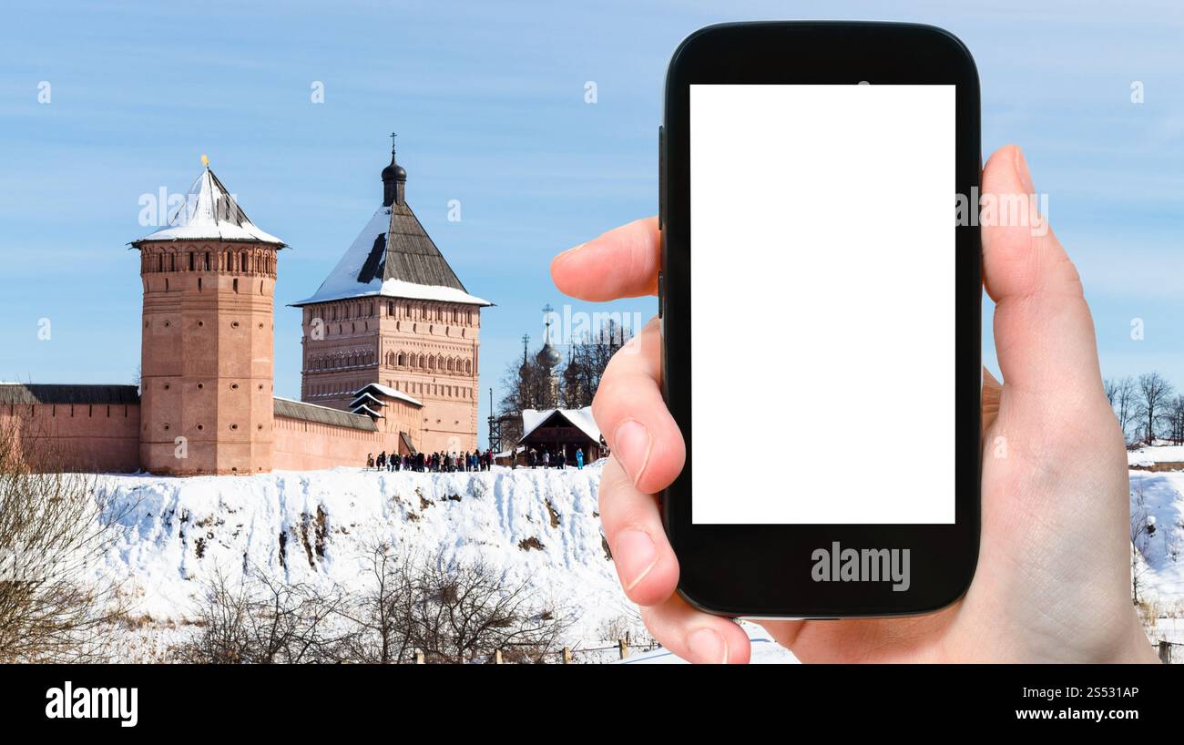Reisekonzept - touristische Fotos des Passage Tower des Klosters unseres Erlösers und des heiligen Euthymius in der Stadt Suzdal im Winter Russlands auf dem Smartphone Stockfoto