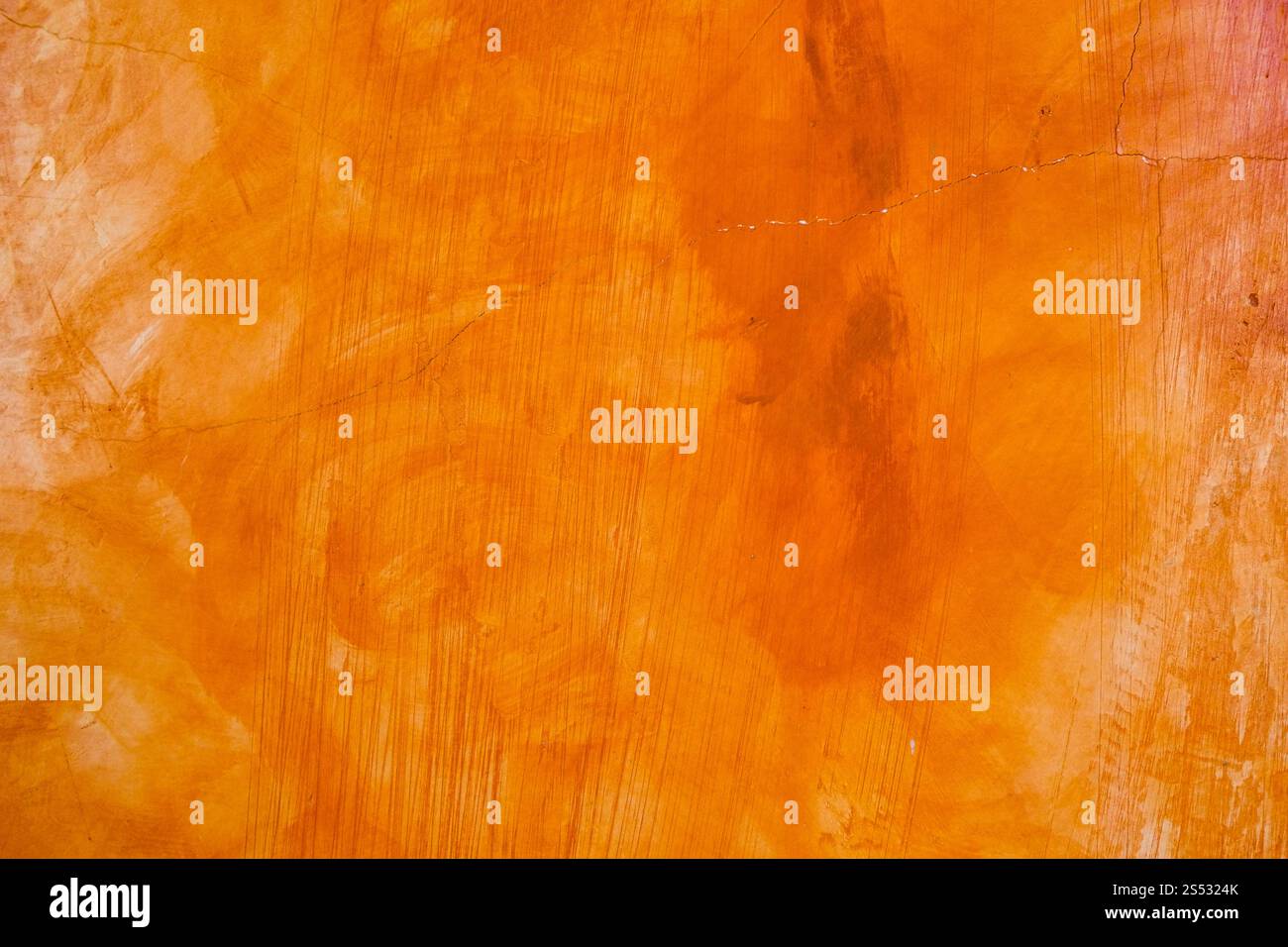 Strukturierte Wand gebürstet bemalt Hintergrund, abstrakte Orange Ölfarbe Stockfoto