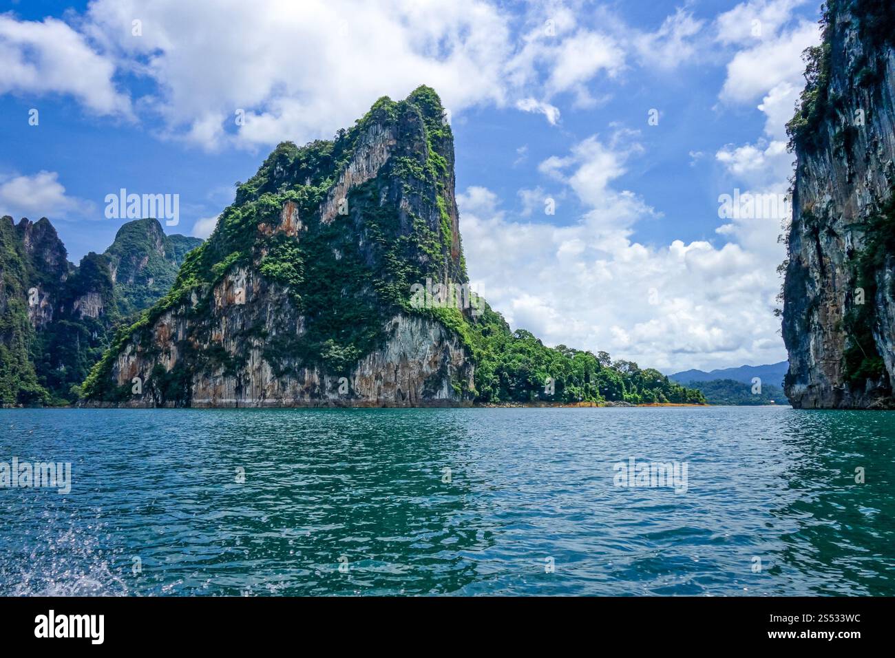 Cheow Lan Lake Kalksteinklippen, Khao Sok Nationalpark, Thailand. Cheow Lan Lake Cliffs, Khao Sok Nationalpark, Thailand Stockfoto