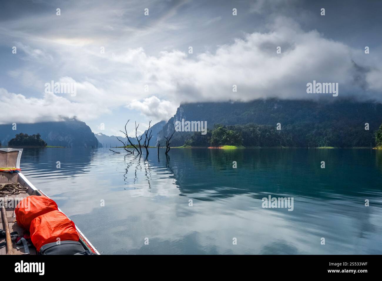 Kanutour auf dem Cheow Lan Lake, Khao Sok Nationalpark, Thailand. Kanutour auf dem Cheow Lan Lake, Khao Sok, Thailand Stockfoto