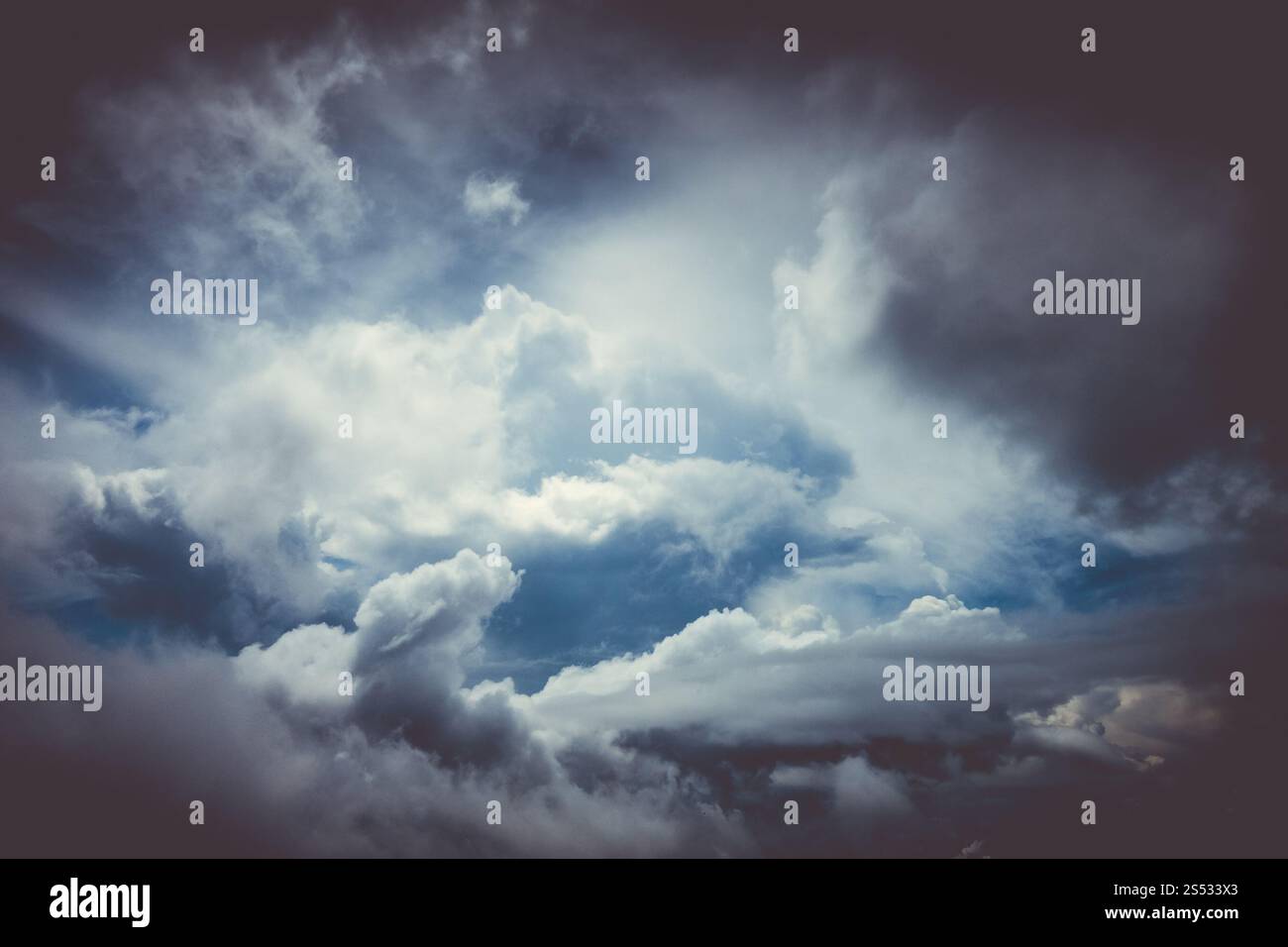 Perfekte stürmische, dramatische Himmeltapete. Perfekter, dramatischer Himmel Stockfoto