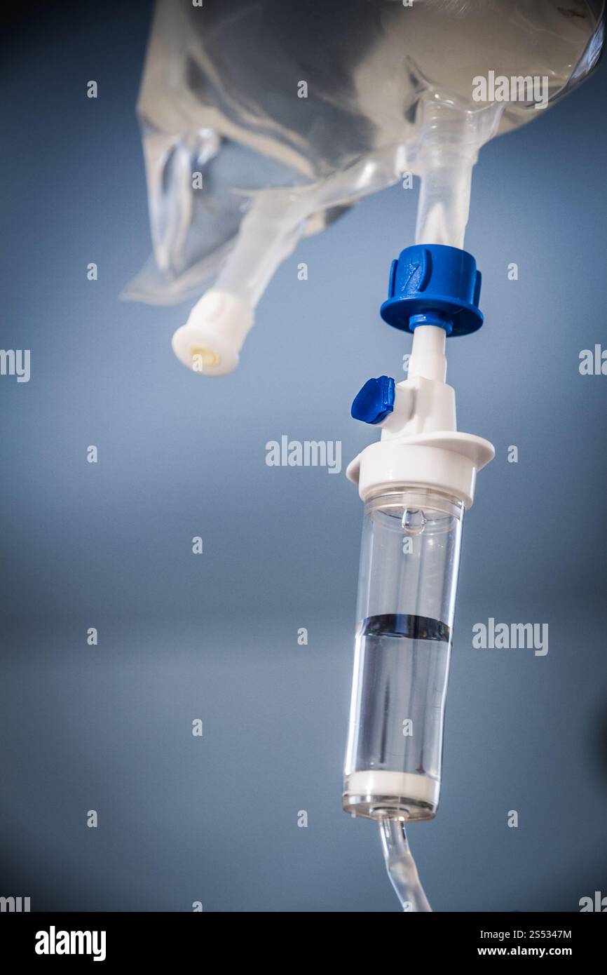 Intravenöse Infusions-Tropfinfusion im Krankenhaus. Intravenöse Tropfinfusion im Krankenhaus Stockfoto