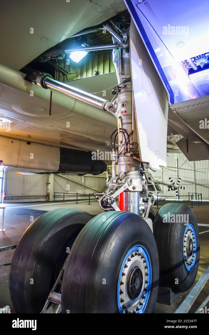 Details zu Fahrwerk für kommerzielle Flugzeuge. Nahansicht. Details der Flugzeugfahrausrüstung Stockfoto