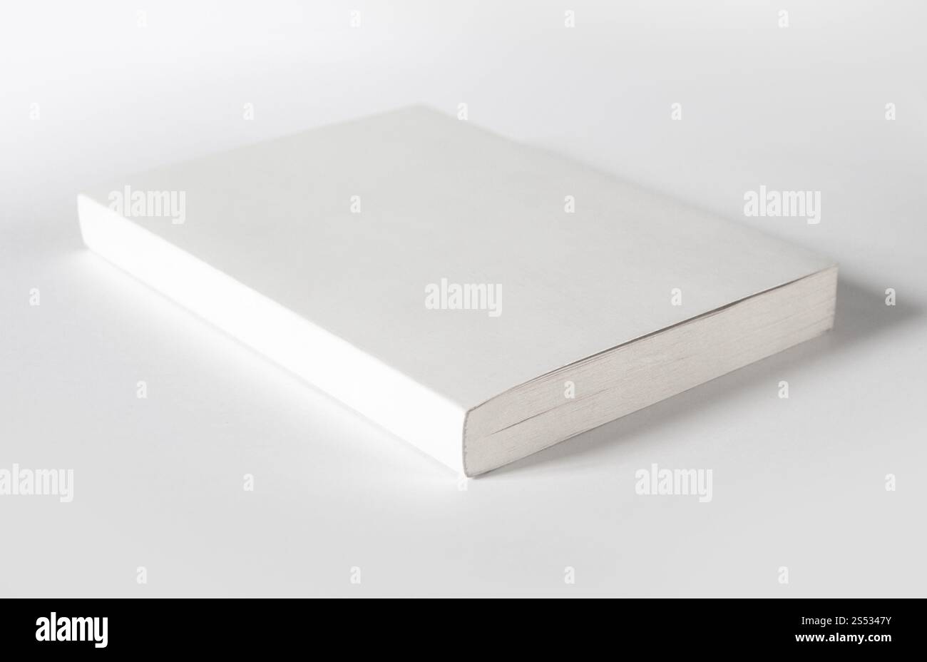 Geschlossenes leeres Buchmodell, isoliert auf Grau. Geschlossenes leeres Buch isoliert auf Grau Stockfoto